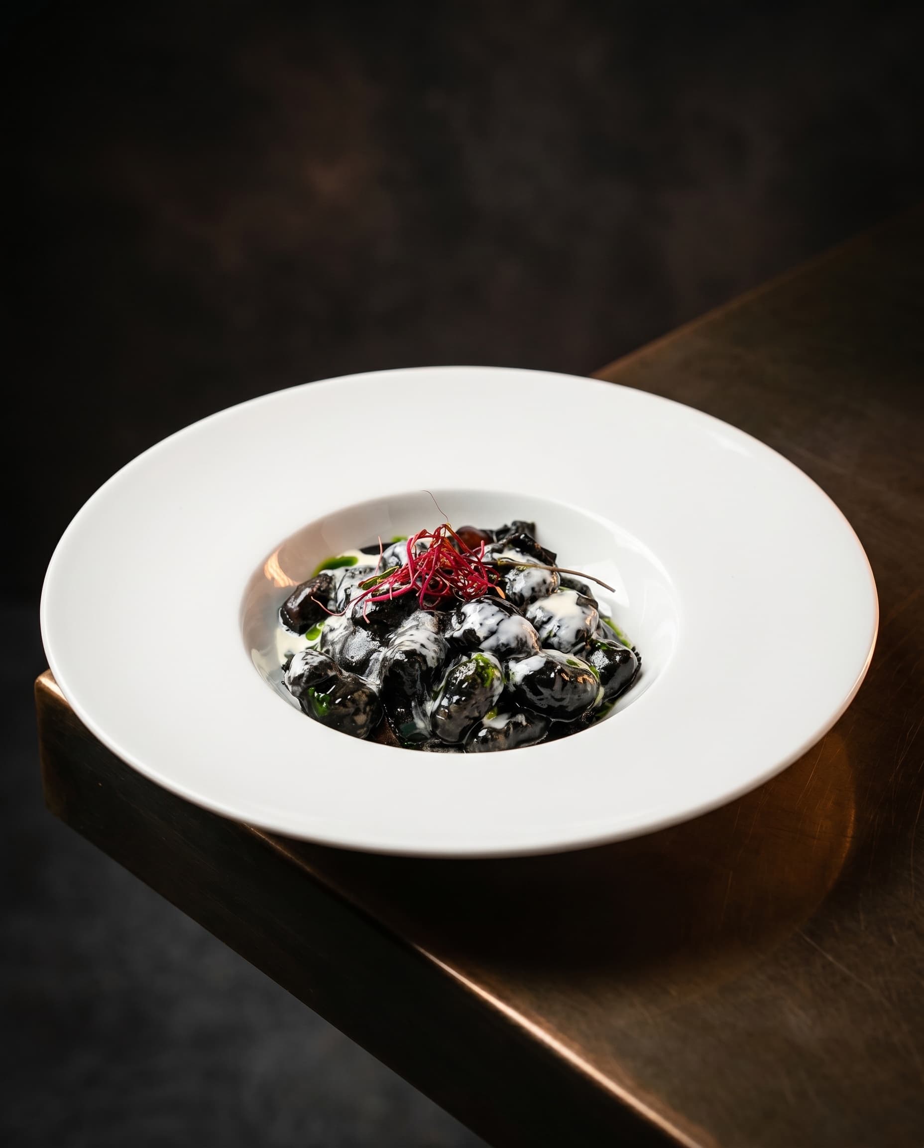 Gnocchi al nero di seppia con formaggio brie e germogli di barbabietola